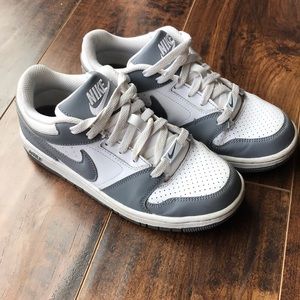 Nike Grey/white tennis shoes